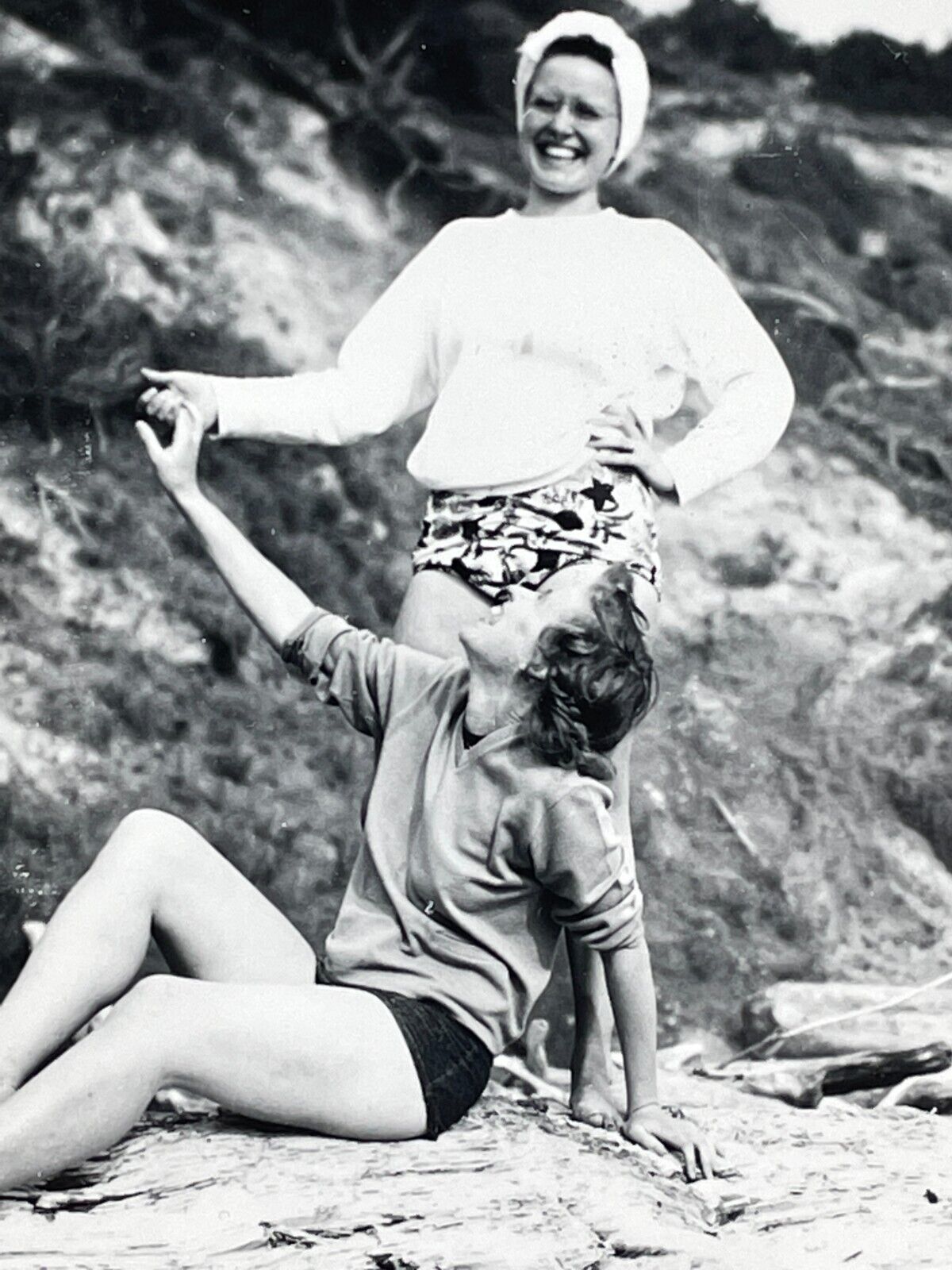 J8 1940's Beautiful Women Artistic Hold Hands Affectionate Gay Interest Beach