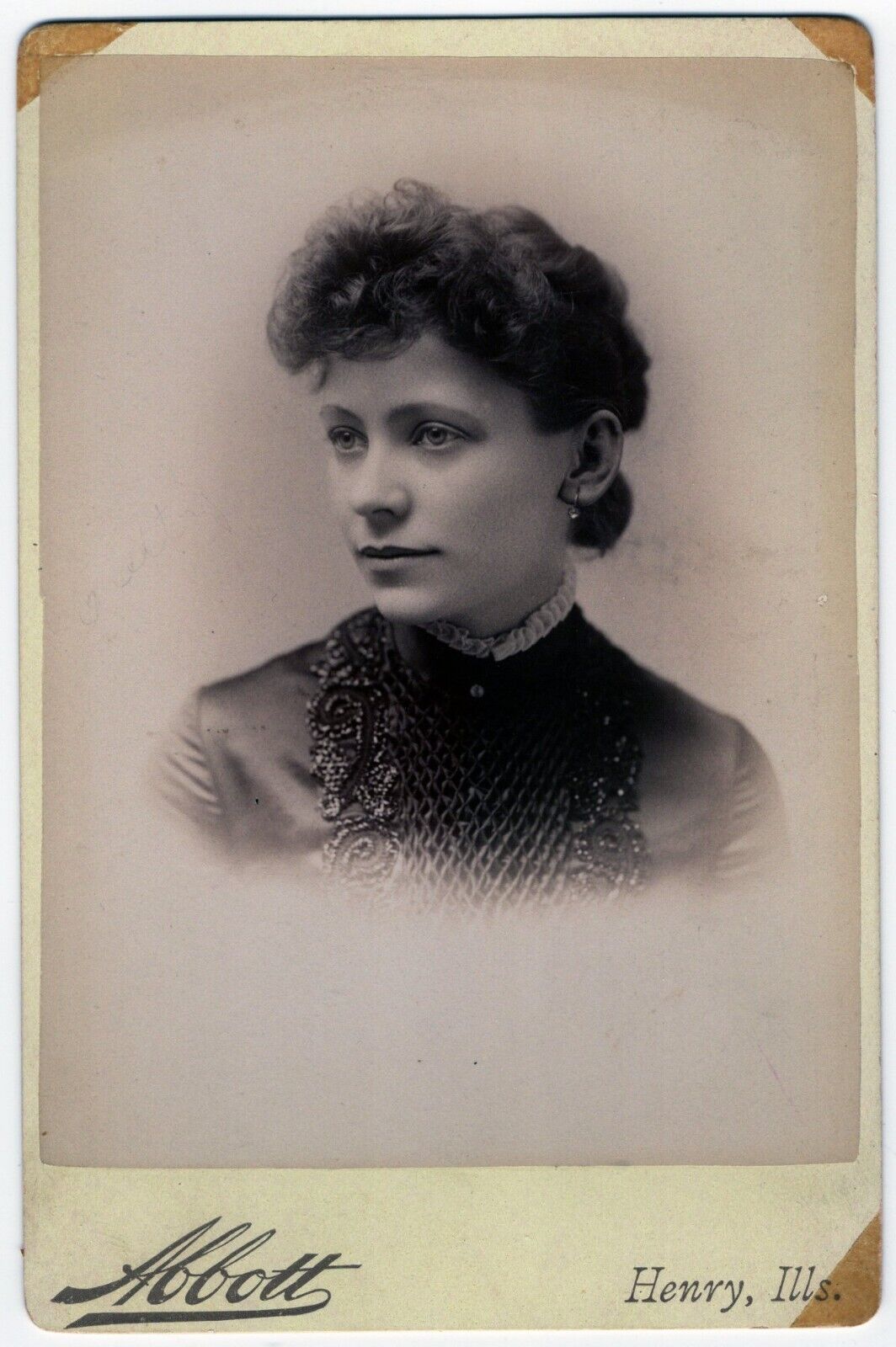 IDENTIFIED PRETTY YOUNG WOMAN : HENRY, ILLINOIS : CIVIL WAR VET : CABINET CARD