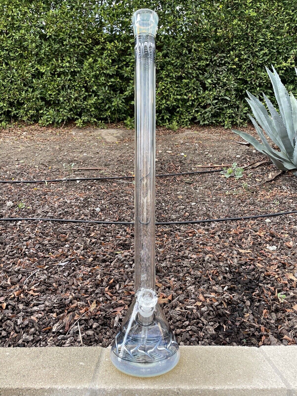 9mmHeavy Thick Glass Water Pipe Bong Beaker “33”Inch.Black and White Color🇺🇸