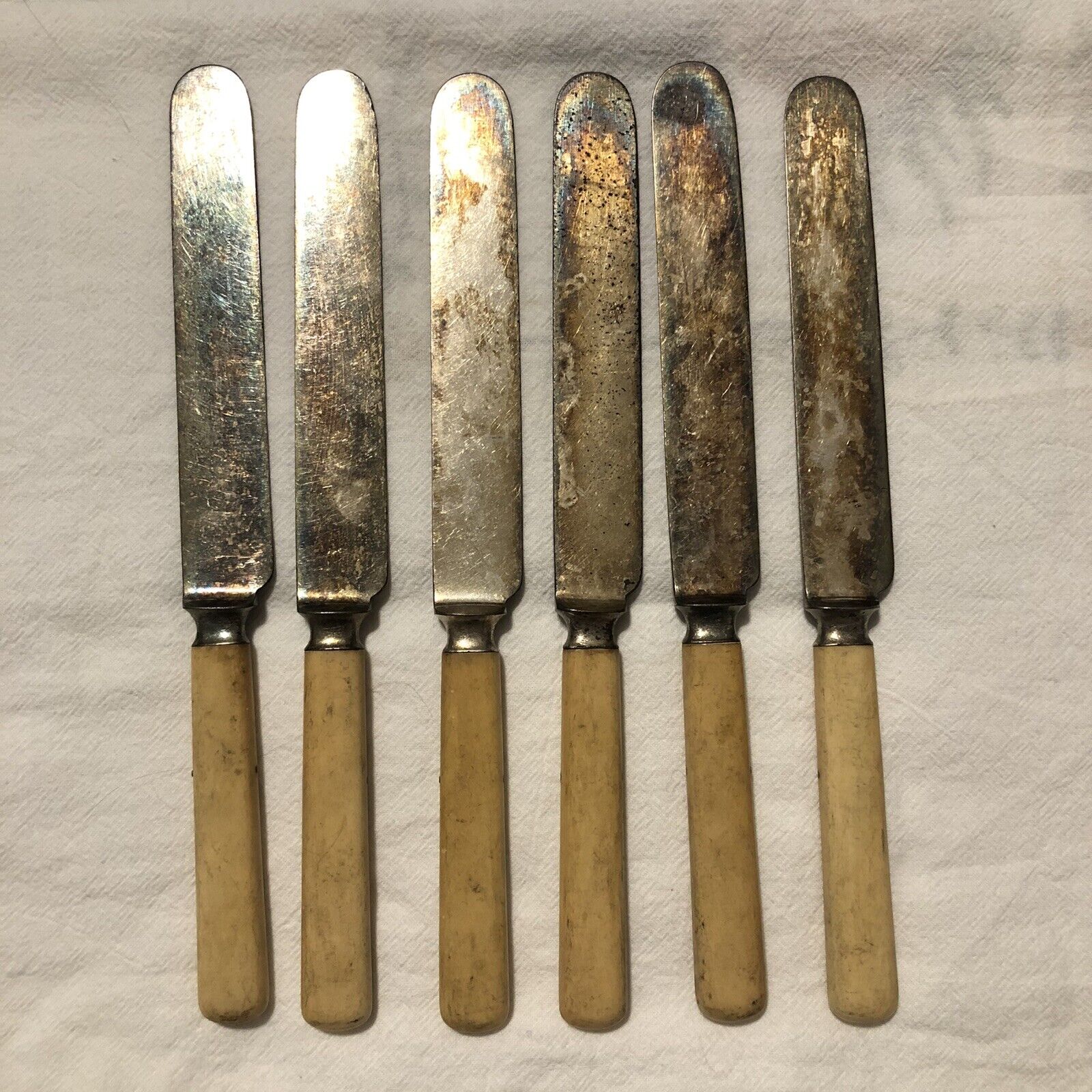Lot of 6 Vintage Food Spreaders / Butter knives