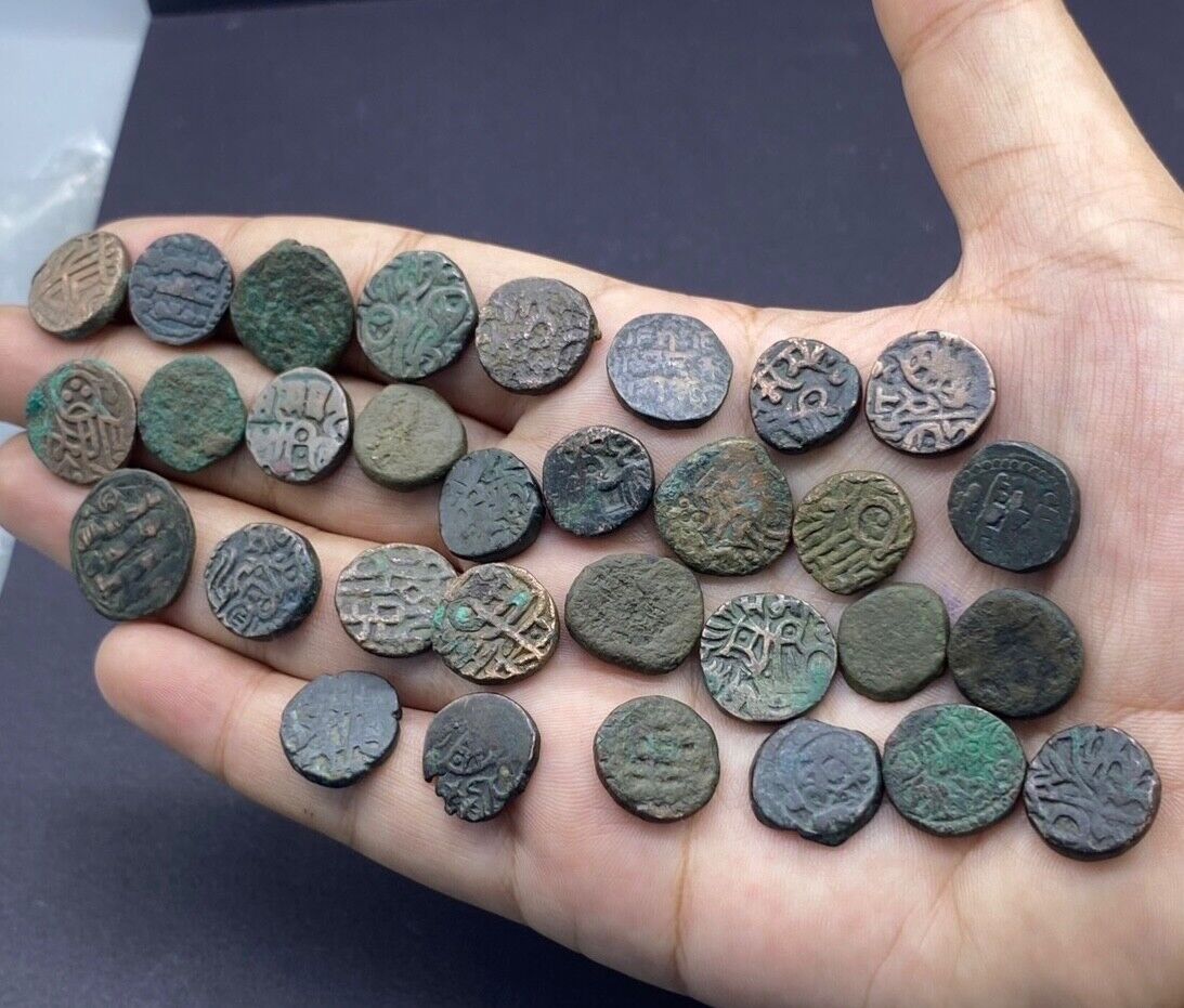 A group of 30 oriental coins. Included among other Baktrian drachms, Indian jita