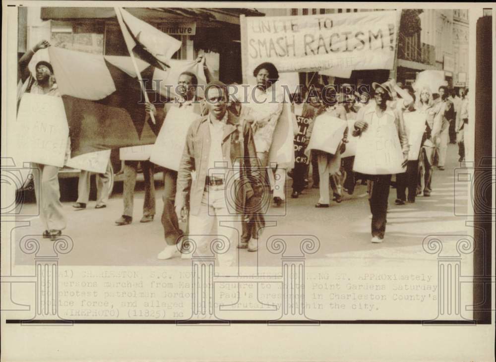 1975 Press Photo Marchers with banners walk to White Point Gardens, Charleston