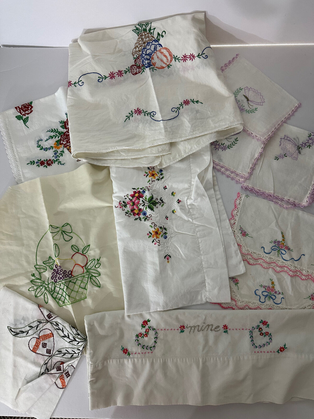 LOT of 11 VINTAGE hand embroidered assorted linens Cutter Crafts