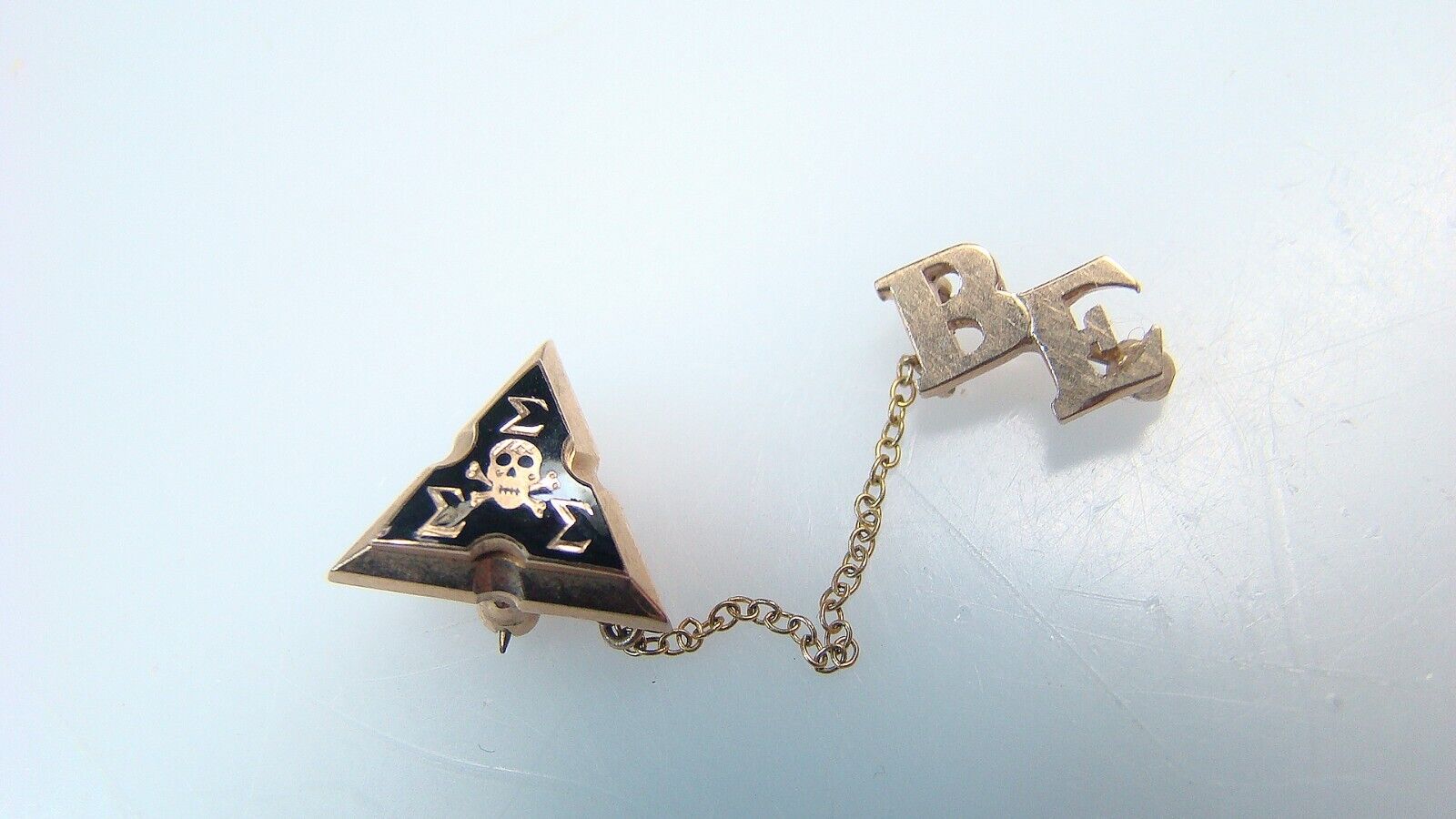 Vintage 10K Fraternity Pin w Gold BE Letters & Skull