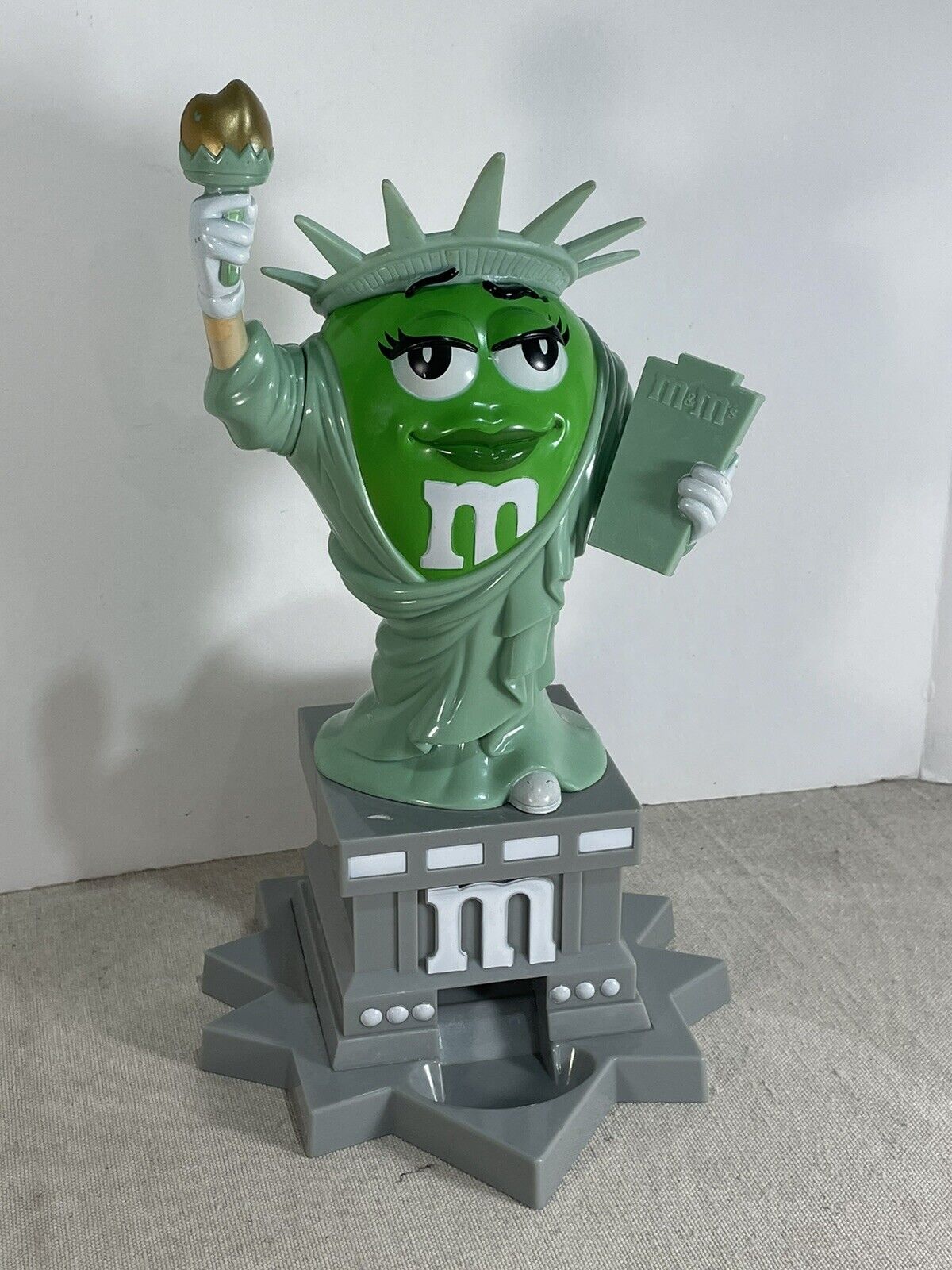 M&M\'s World Ms. Statue of Liberty Dispenser Lady Green 11\