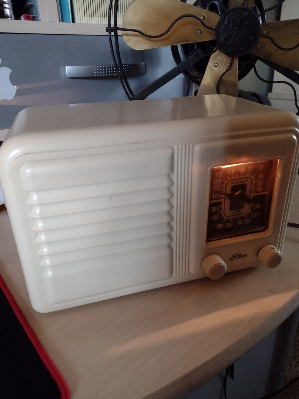 Vintage 1942 Gilfillan 5F Plaskon Radio (Serviced & Working)