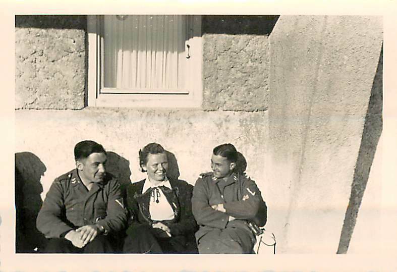 WWII Wehrmacht Germany Laughing German Soldiers Young Woman Original Photo