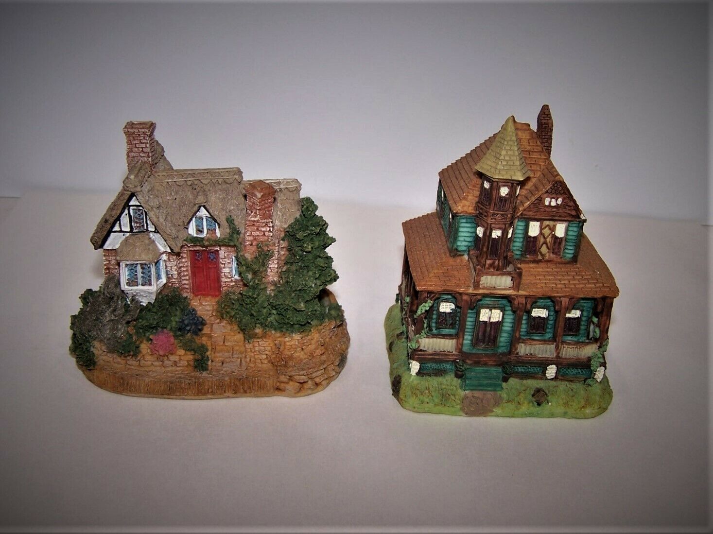  Pair of K's Collection Tiny English Country Cottage & Railway Station Detailed