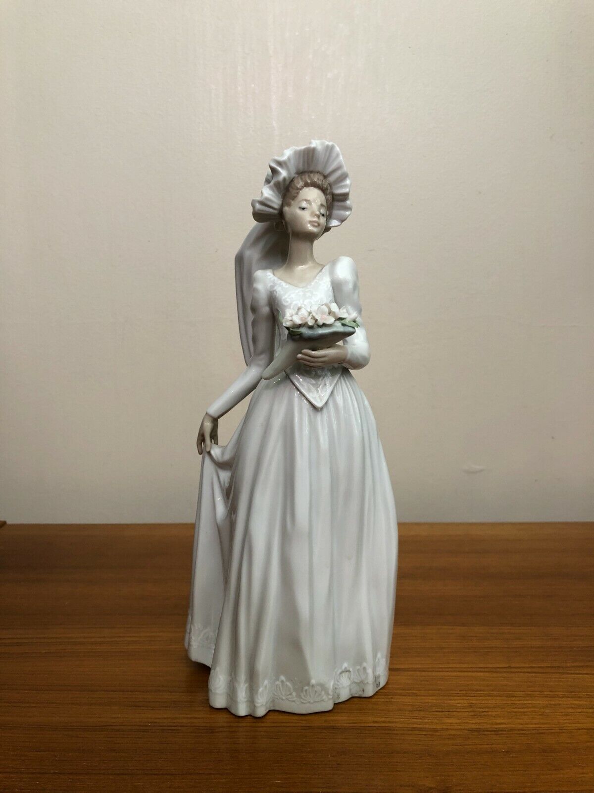 Lladro Down the Aisle #5903 Porcelain Figurine w/Box, 10 1/2\