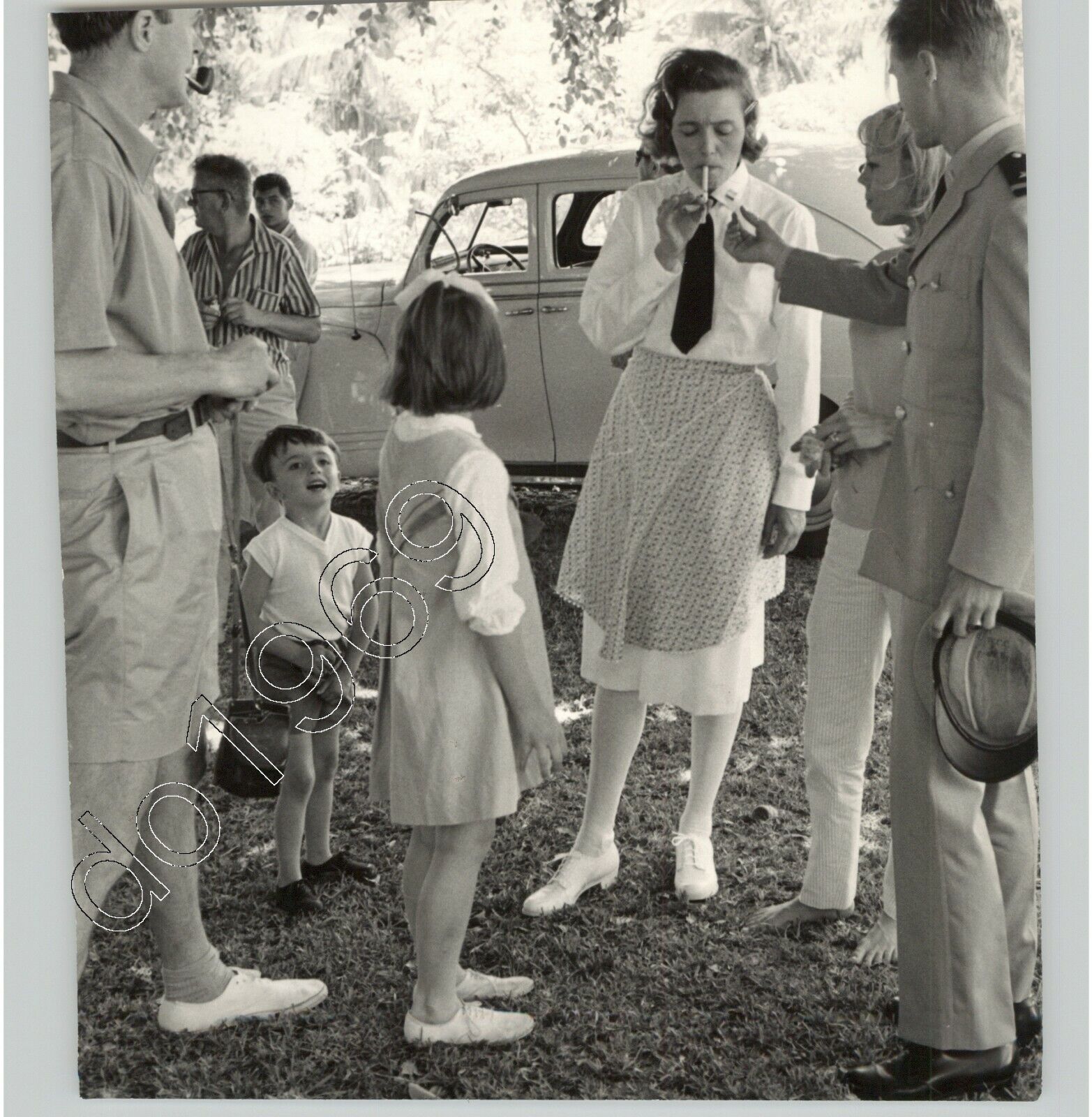 CANDID Portrait of a FAMILY at LEISURE, 1950s Unusual VERNACULAR Press Photo