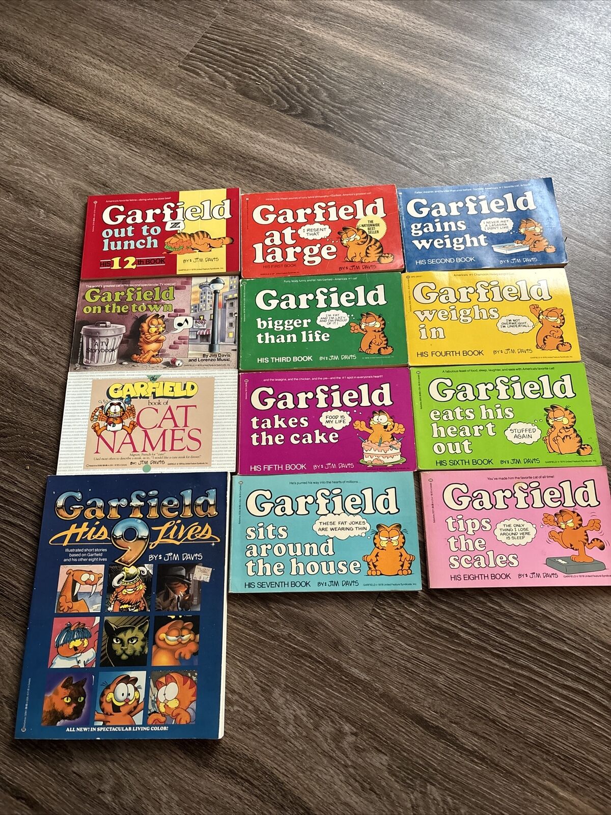 Lot Of 12 Vintage Garfield Comic Books