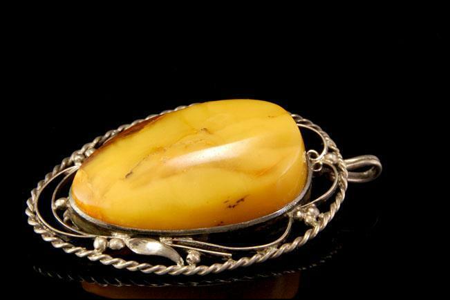 VINTAGE BALTIC NATURAL BUTTERSCOTCH AMBER STERLING PIN BROOCH PENDANT A67733