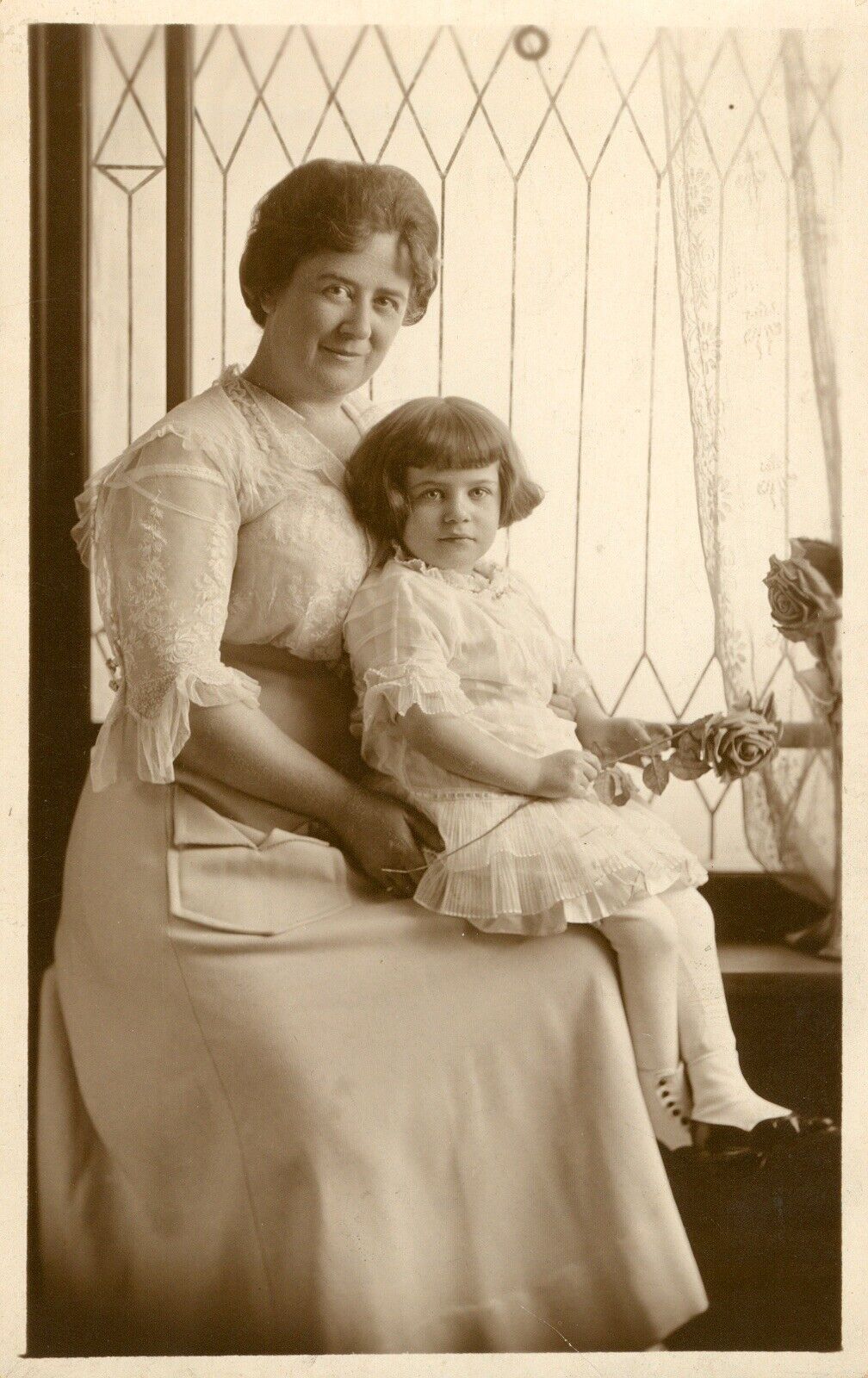 POSTCARD ANTIQUE c1914 RPPC Real Photo MOTHER and DAUGHTER on her lap
