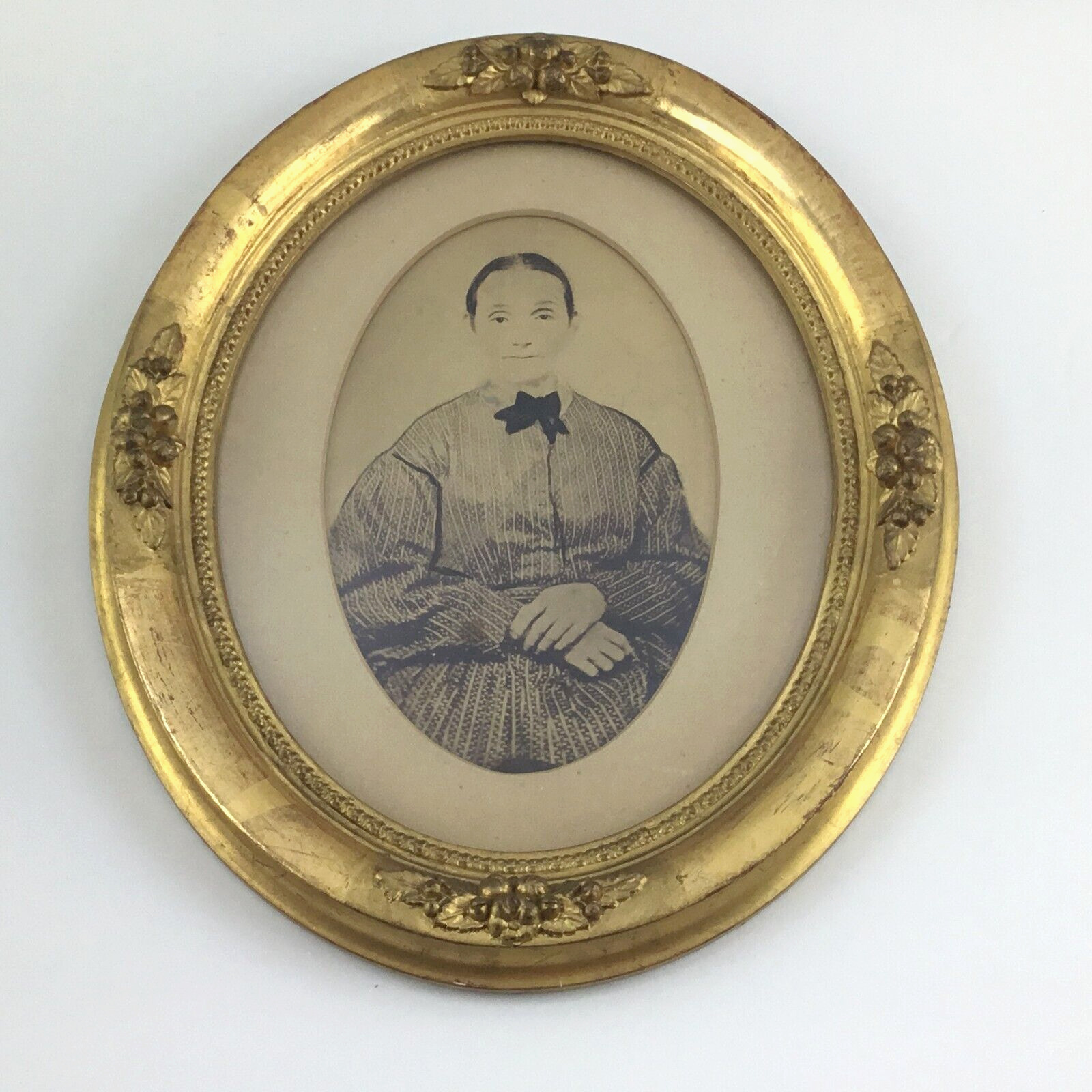 Antique Gilt Ornate Oval Wood Picture Frame Applied Molded Detail Portrait
