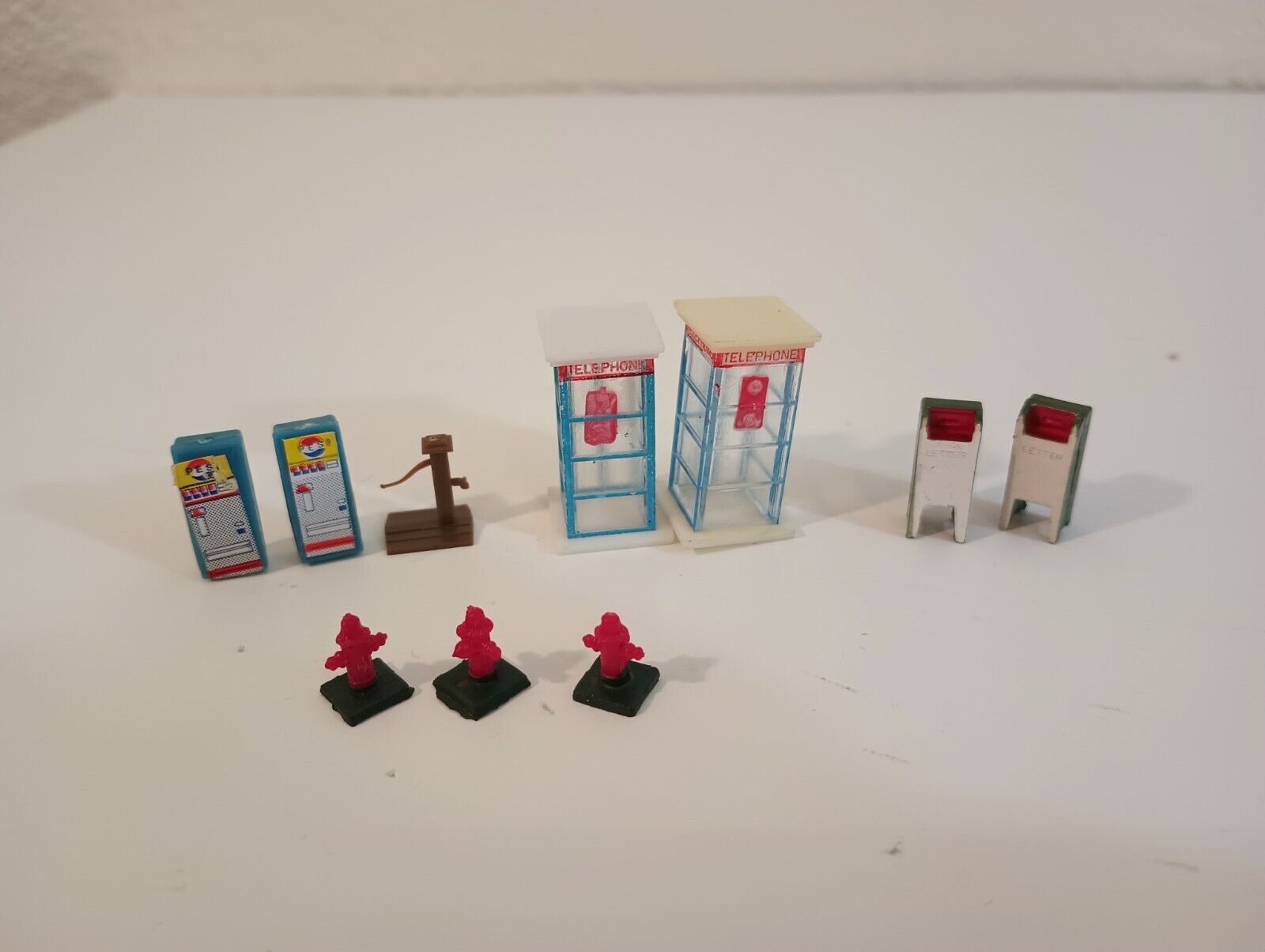 Lot Of Toy Train Accessories Telephone Booth Mail Box Fire Hydrant Soda Machine 