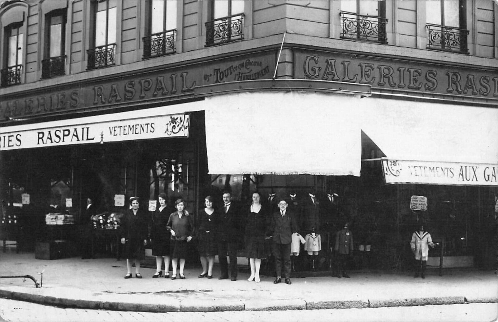 CPA 69 LYON STORE PHOTO CARD GALLERIES RASPAIL CLOTHES WITH SELLERS
