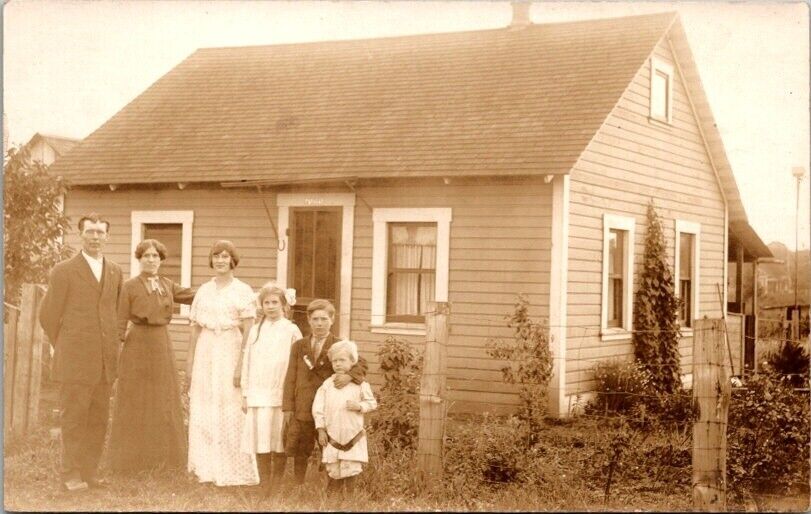 RPPC Postcard Well Dress Family Standing in Front of Home c.1904-1918      12547