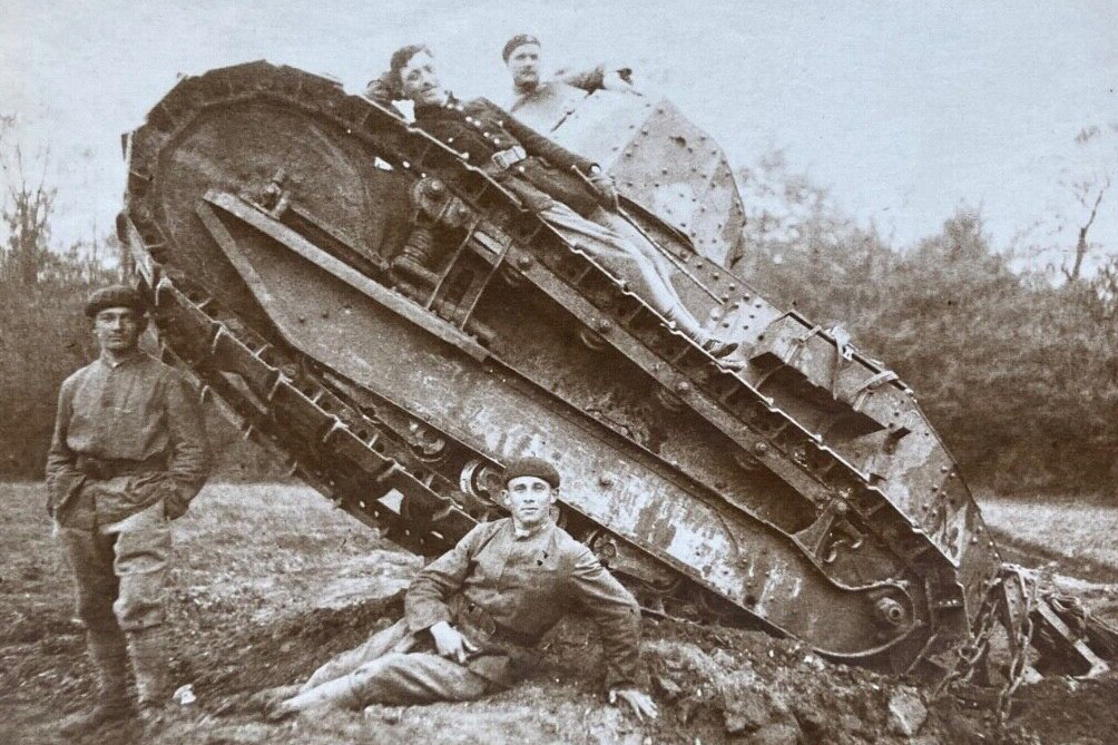 OUTSTANDING WW1 FRENCH ARMY TANK CORP CREW w/ IDd RENAULT FT TANK 1917 PHOTO
