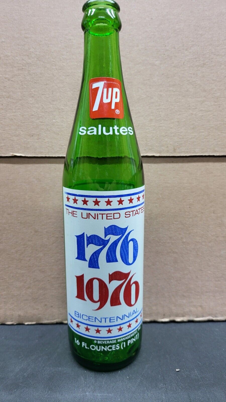 1976 7-Up Bottle  Bicentennial - 1776-1976-Liberty Bell -Commerotive  great con-