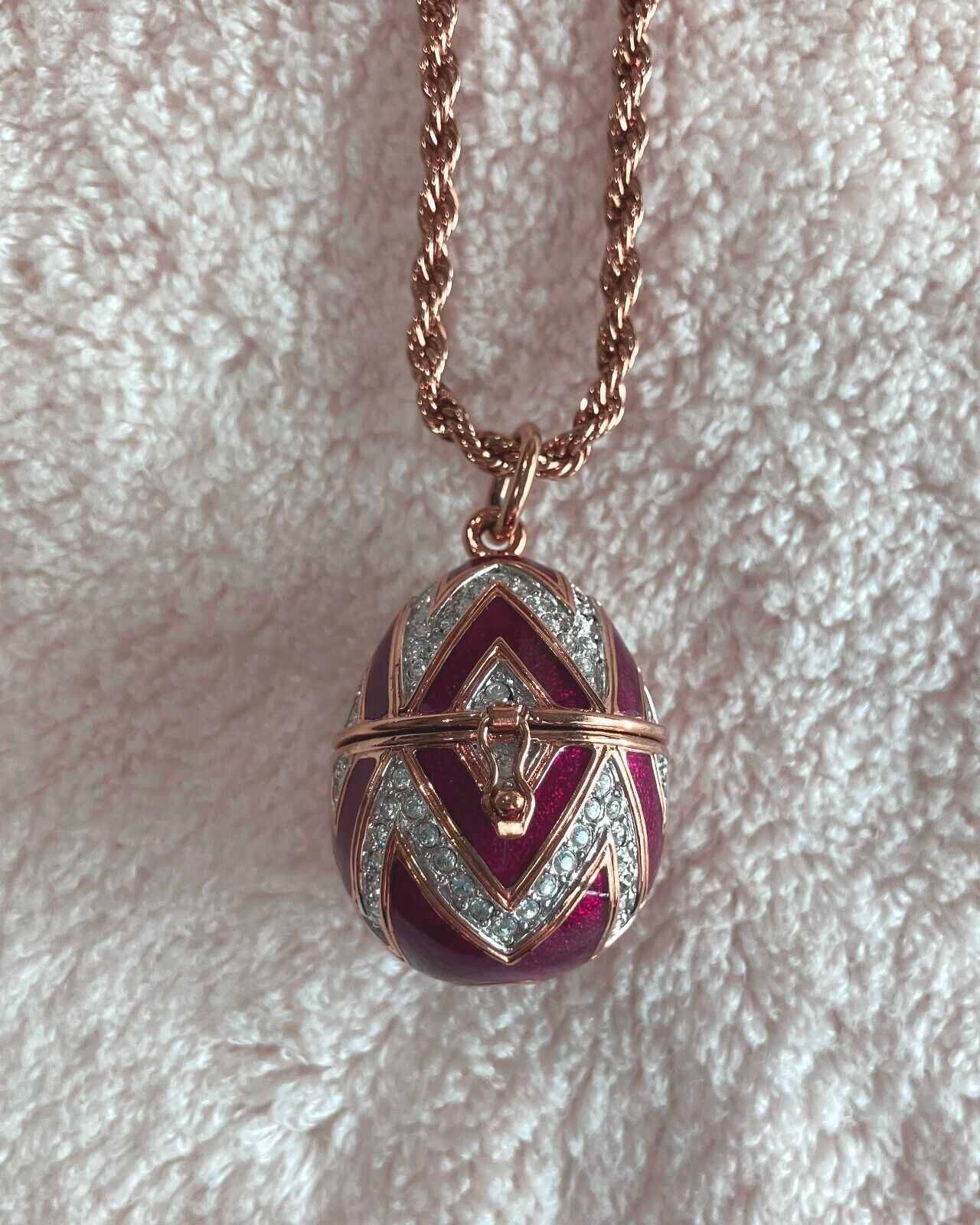 ENAMELED RUSSIAN EGG PENDANT - HINGED TO OPEN