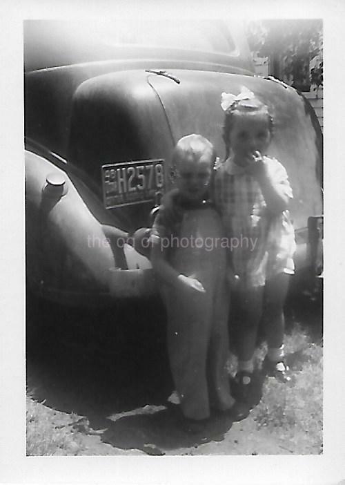 SMALL FOUND PHOTOGRAPH bw CAR KIDS Original Portrait CHILDREN 17 22 H