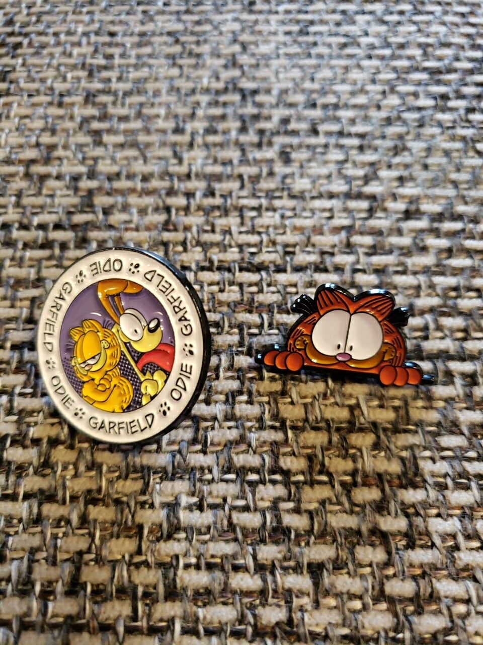 GARFIELD THE CAT & ODIE ENAMEL PINS FIGURAL AND ROUND LOT OF 2