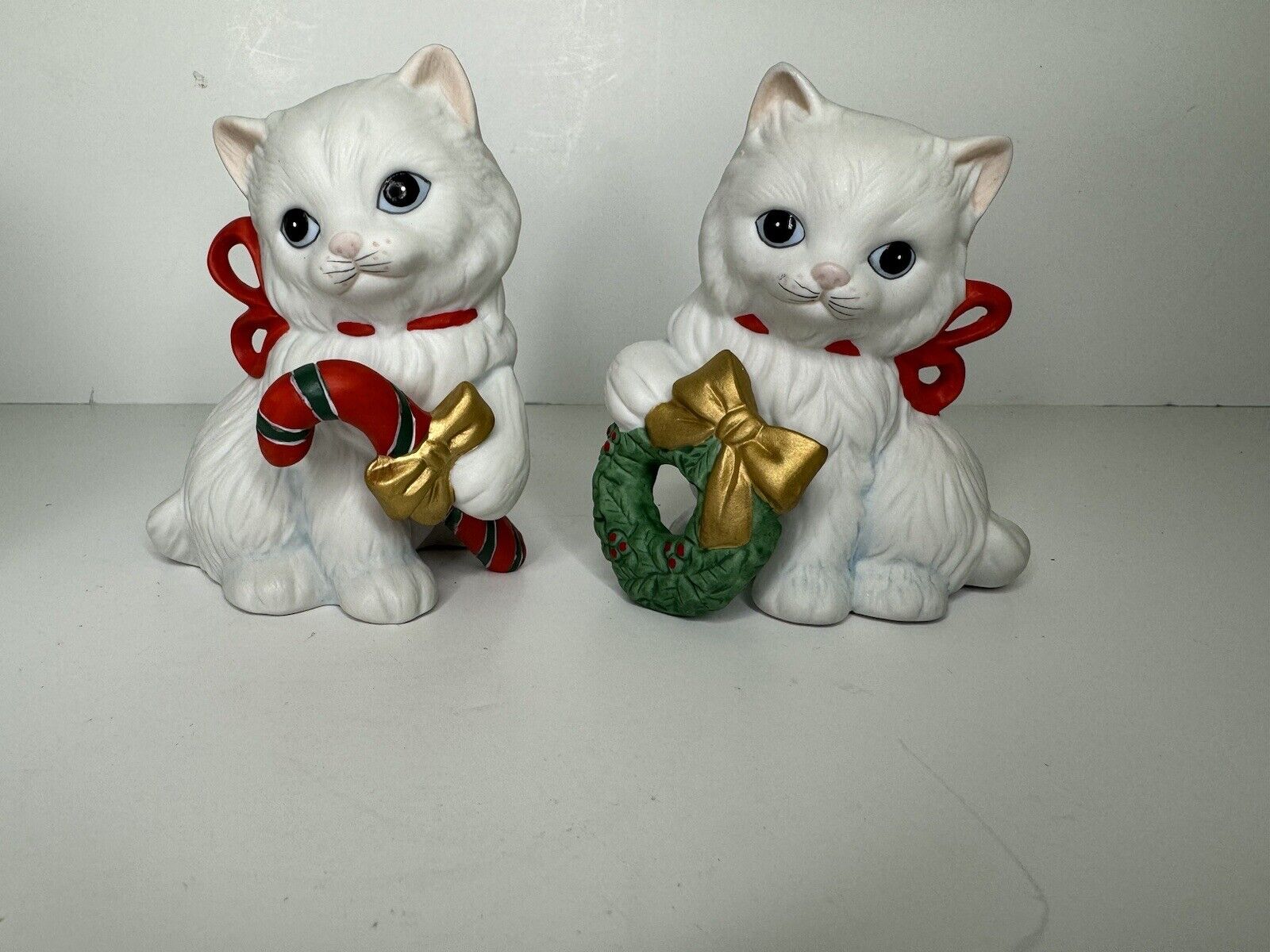 2 Vintage Homco White Cat Kitten Kitty Figurines Christmas Wreath Candy Cane 80s