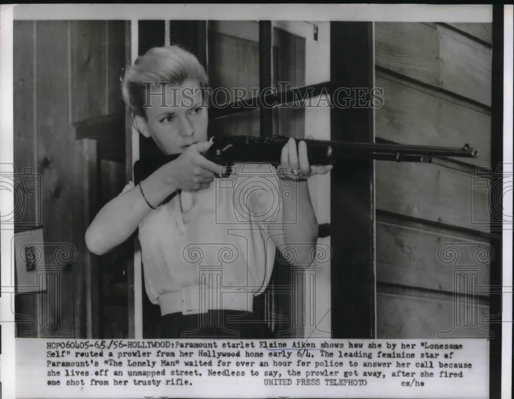 1956 Press Photo Actress Elaine Aiken Scares Off Prowler With Rifle In Hollywood