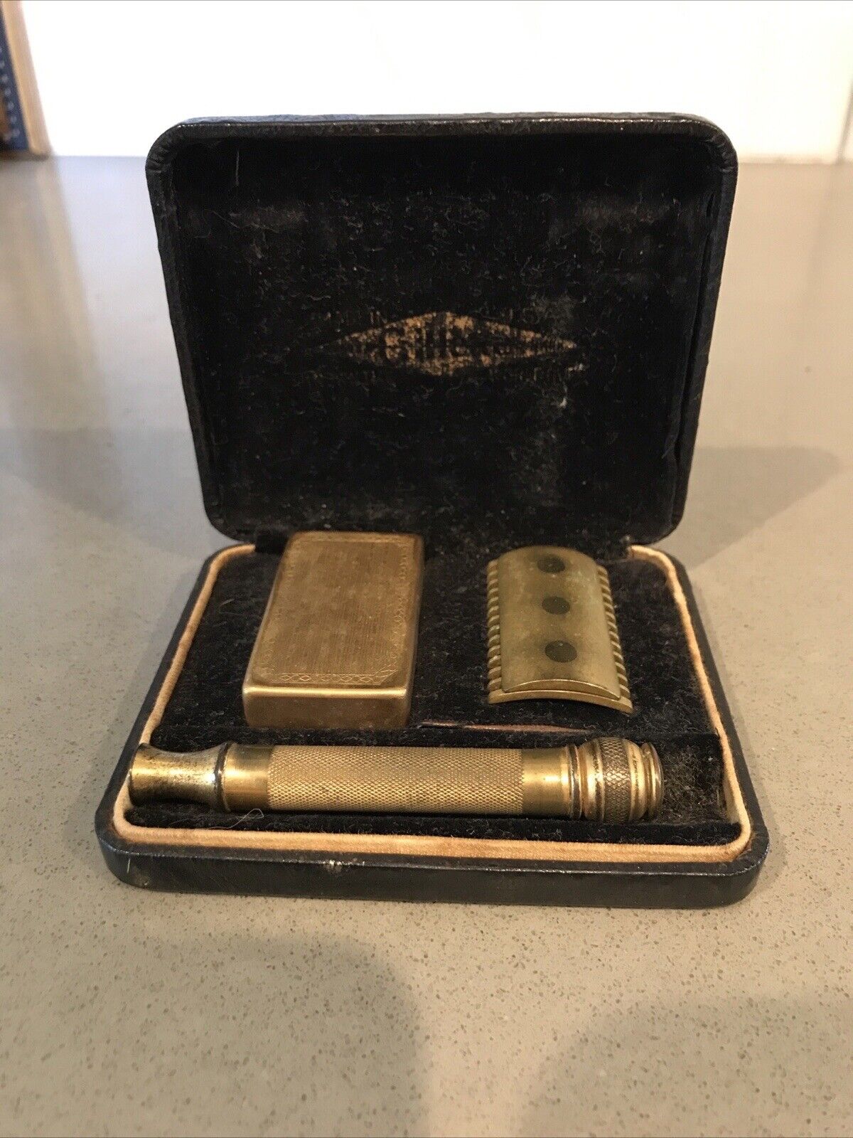 VINTAGE EARLY  GOLD GILLETTE SAFETY RAZOR   WITH CASE