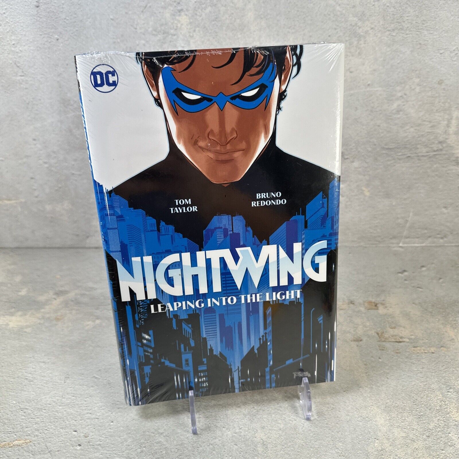 Nightwing Vol.1: Leaping Into the Light (Hardback) Sealed New