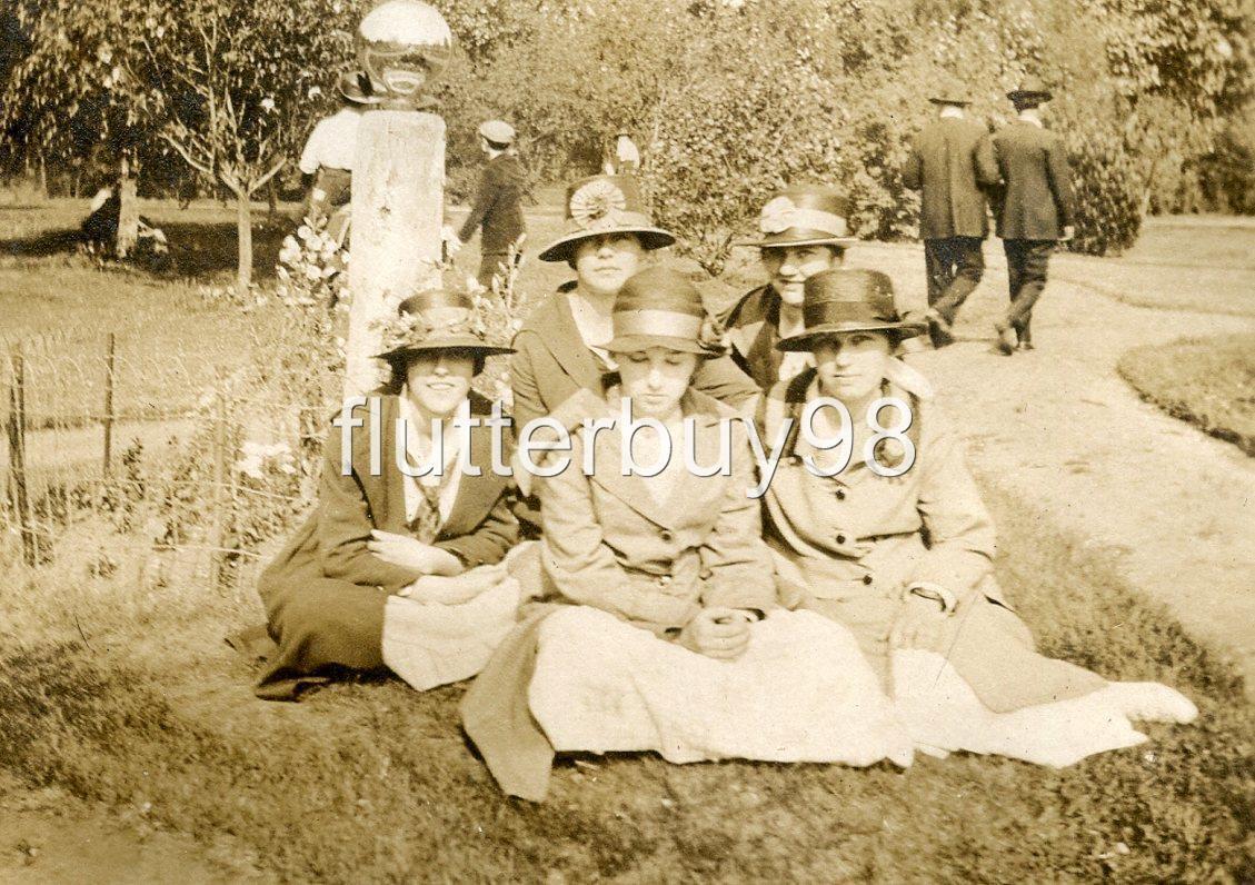 Z234 Vtg Photo FIVE EDWADIAN WOMEN SITTING ON LAWN c Early 1900\'s