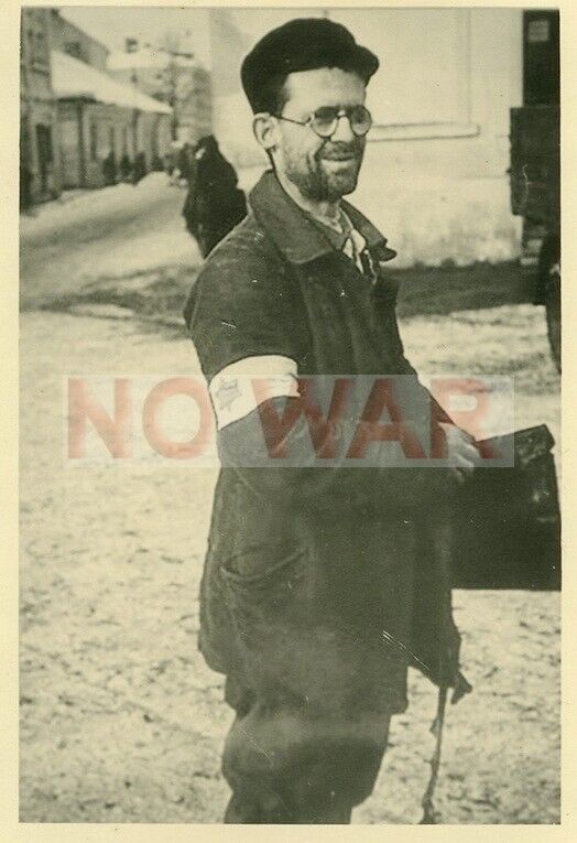 1940 ORIGINAL PHOTO JEW JEWISH MAN W ARM BAND IN GHETTO POLAND