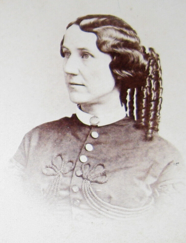 ANTIQUE CW ERA CDV PHOTO OF A YOUNG WOMAN WITH LOVELY FINGER WAVES & LONG CURLS