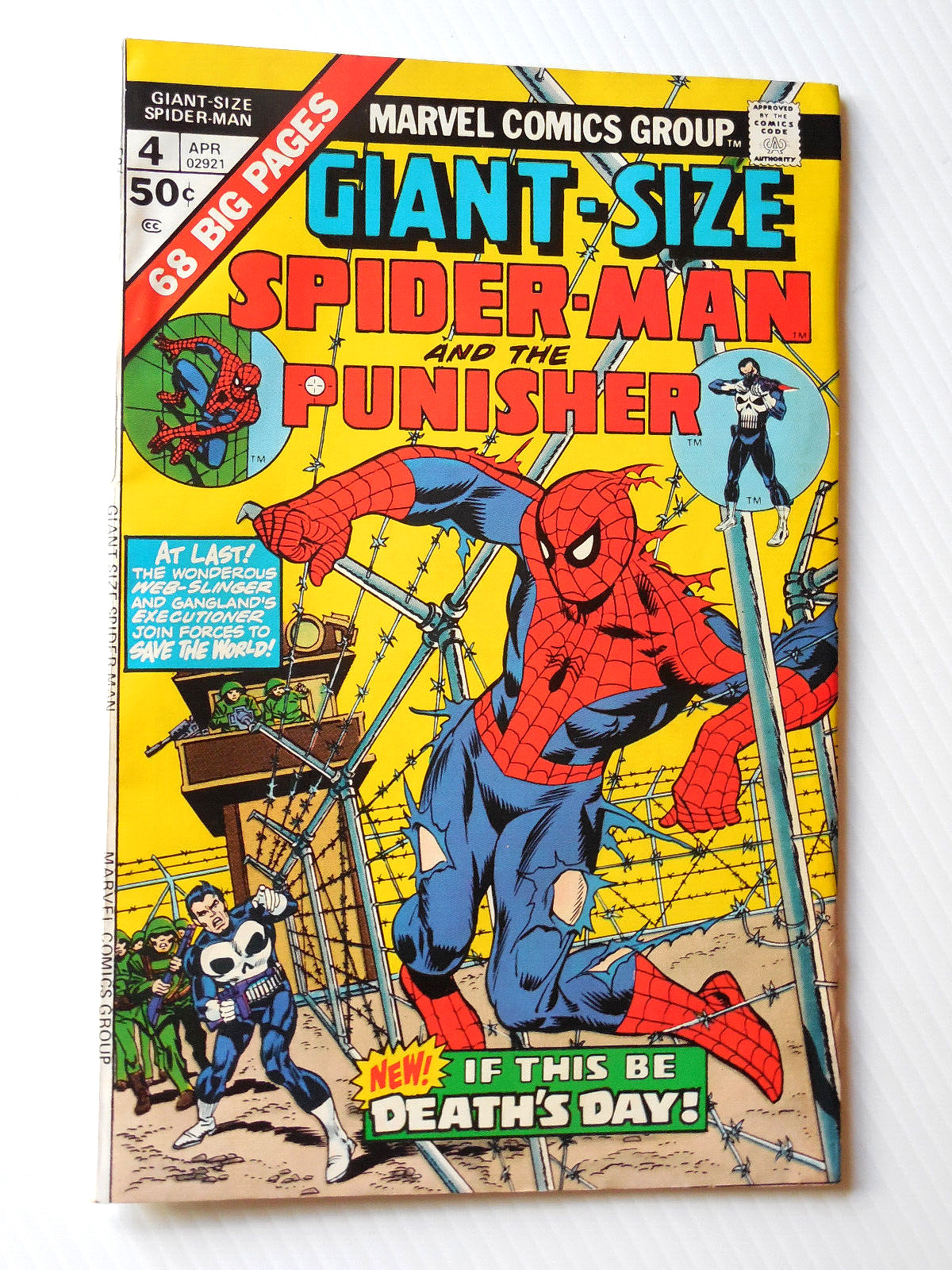 GIANT-SIZE SPIDER-MAN AND THE PUNISHER NO. 4 MARVEL COMICS 1975 VOL 1 KEY ISSUE
