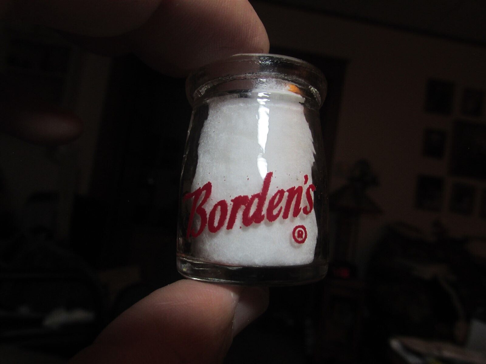 Borden\'s R in circle / same, red, Round 1/2 Oz. Dairy Creamer