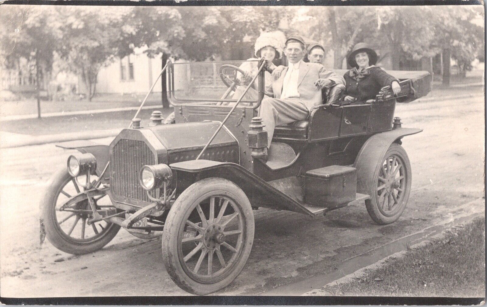 RPPC Old Car Two Couples Touring Car Convertible Big Hats Smoking Ford? 1910 *3
