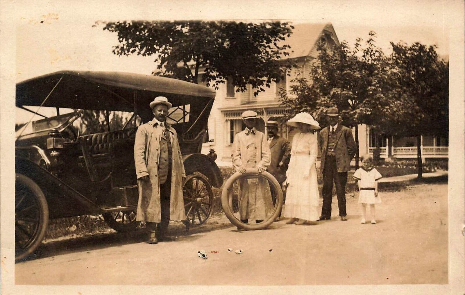 ANTIQUE REAL PHOTO RPPC POSTCARD: NICELY DRESSED FAMILY CHANGING CAR / AUTO TIRE