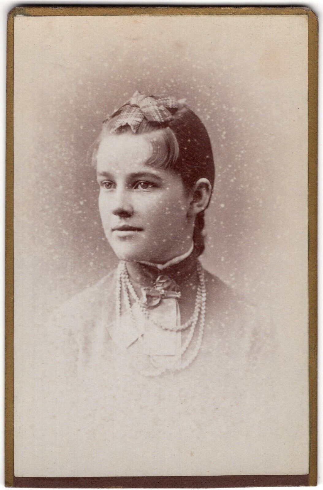 CIRCA 1880s CDV TEENAGE GIRL IN FANCY DRESS WEARING PEARLS UNMARKED