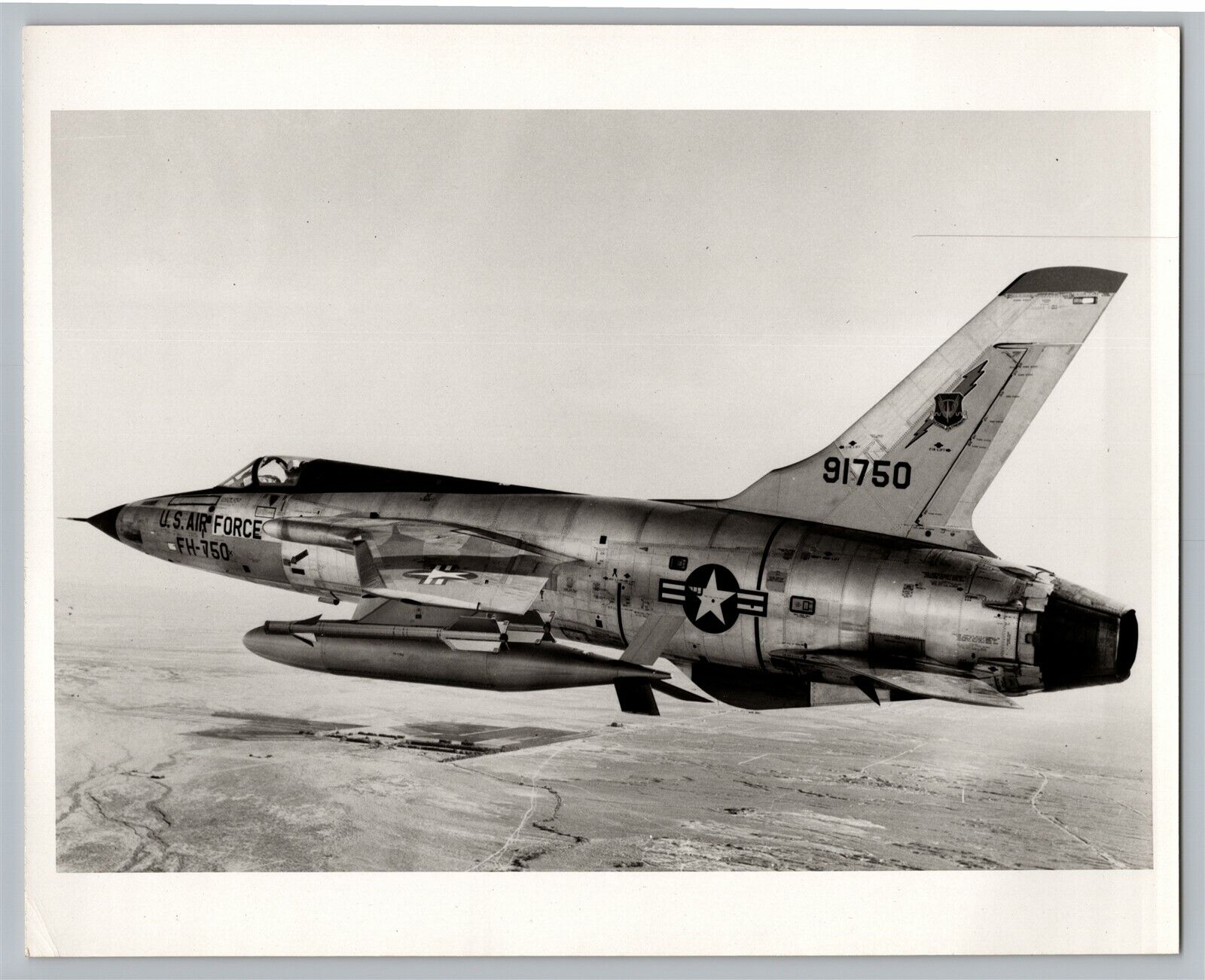 Aviation USAF Republic F-105D Thunderchief B&W Official Photo #2 C10