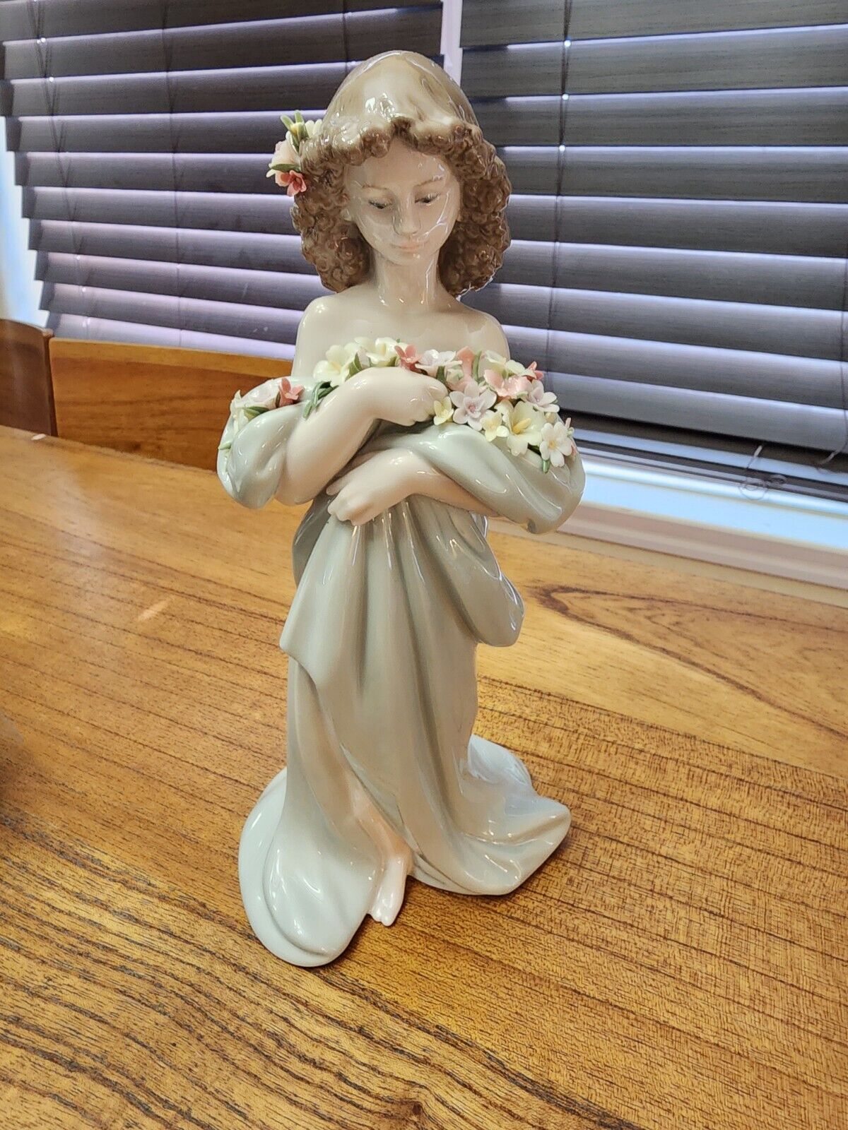 Lladro Petals Of Love # 6346 Porcelain Figurine  Hand Made From Spain Mint Cond