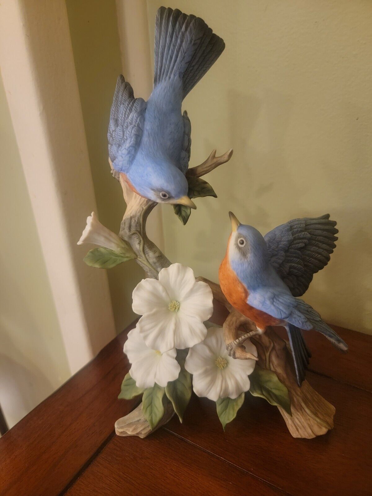 HOMCO Masterpiece, porcelain bird figurine, Springtime Song Bluebirds 