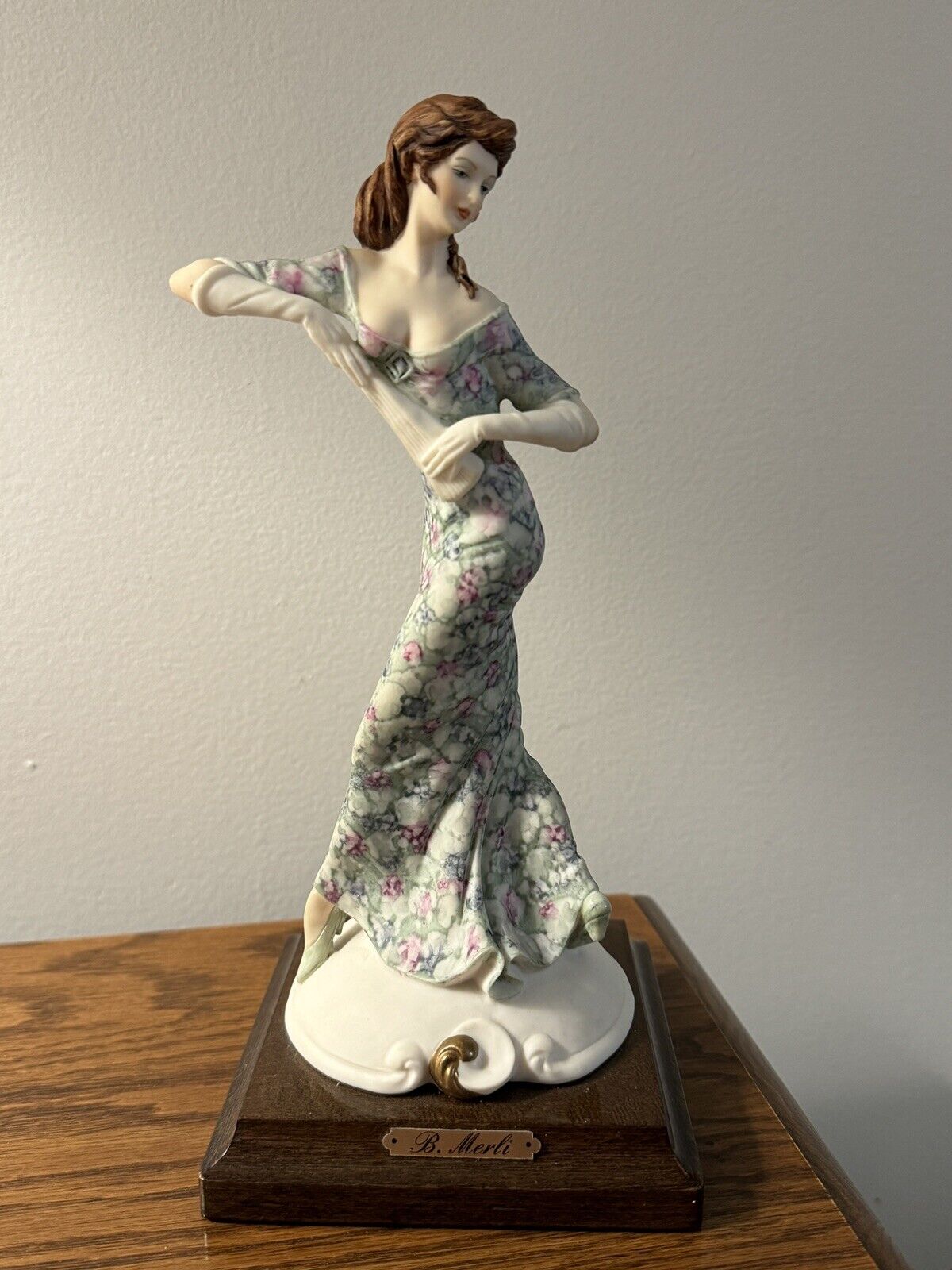 Beautiful Italian Figurine Of Lady 