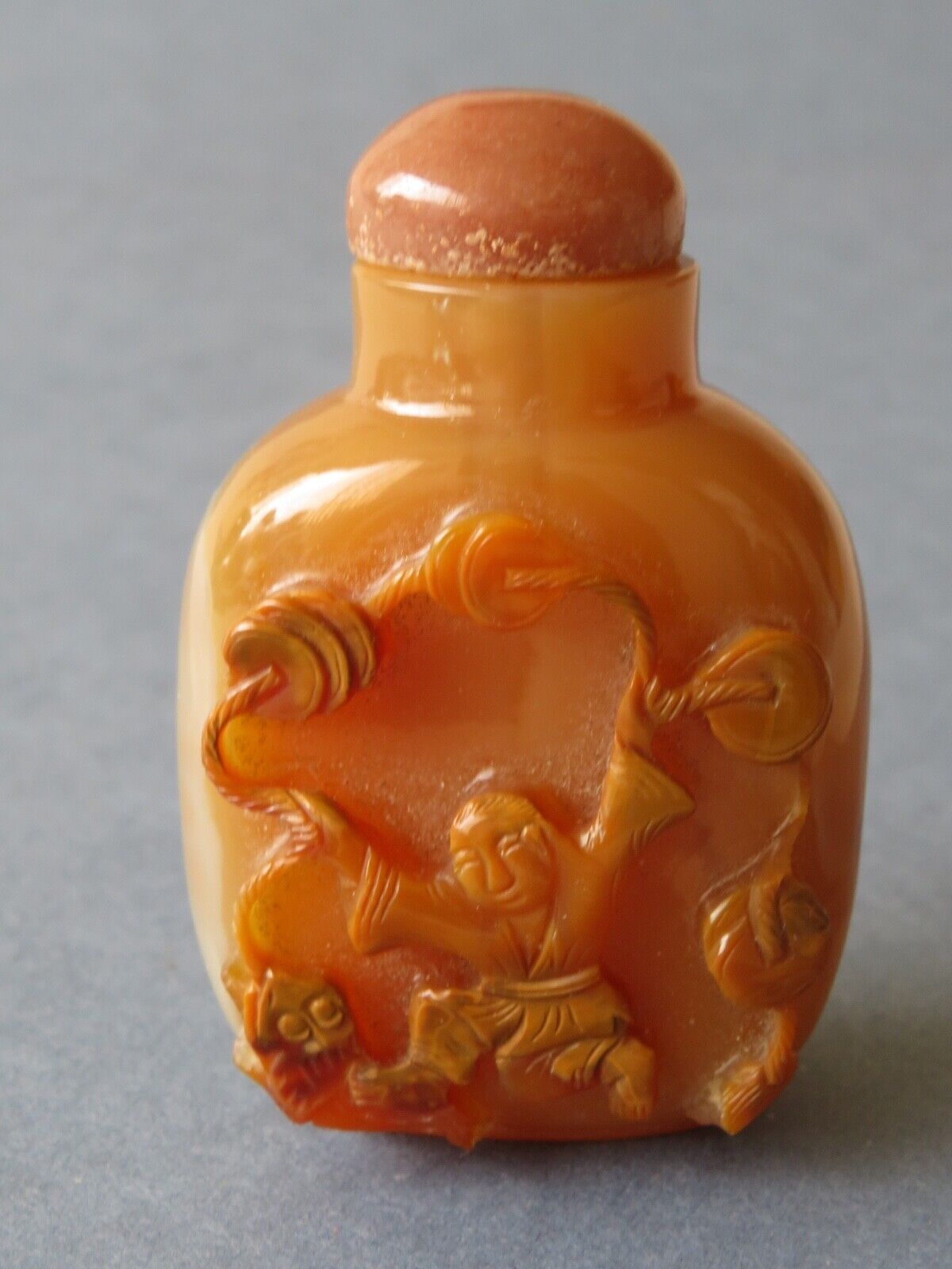 OLD CHINESE CARVED BUTTERSCOTCH AGATE SNUFF BOTTLE - BOY WITH A STRING OF COINS