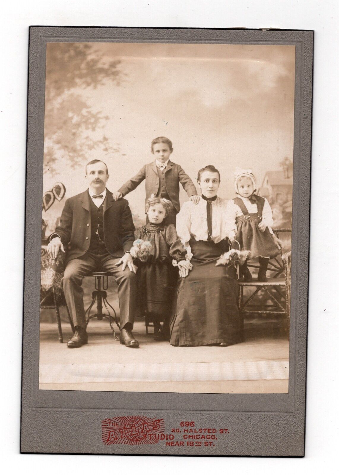 CIRCA 1890s CABINET CARD ATLAS STUDIO YOUNG FAMILY OF FIVE CHICAGO ILLINOIS