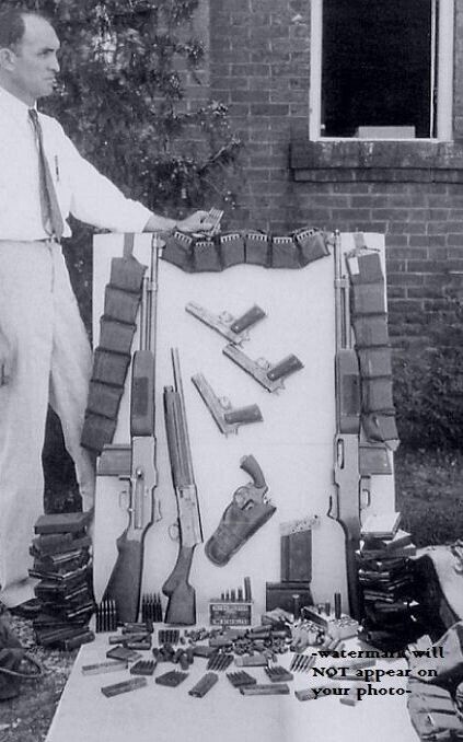 1934 Bonnie & Clyde Weapons Stash PHOTO Gangsters Guns, Ammo Ford Car Caught FBI