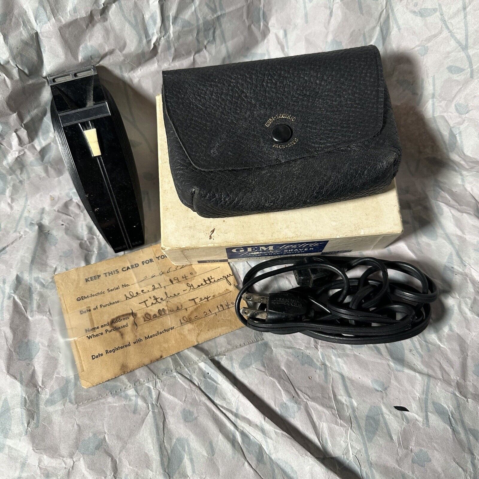 Vintage Gem-lectric Shaver  Sold Dec 1940 Leather Case, Working