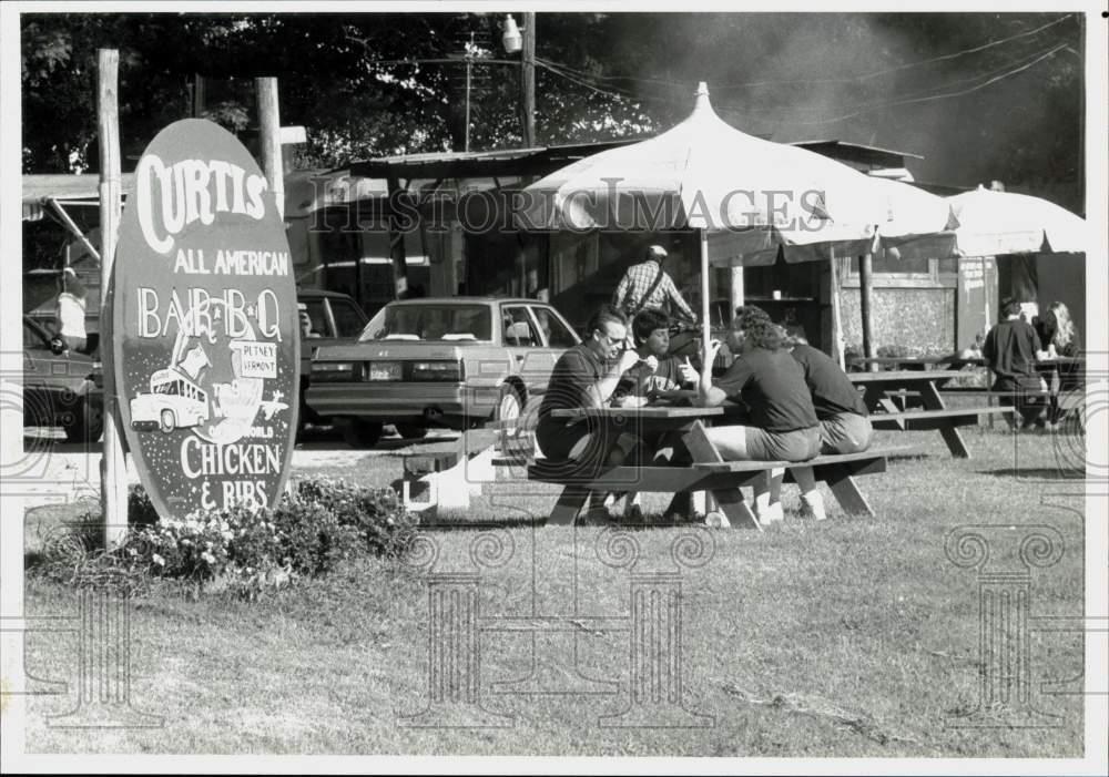 1989 Press Photo Customers savor chicken and ribs at Curtis Tuff\'s in Putney, VT