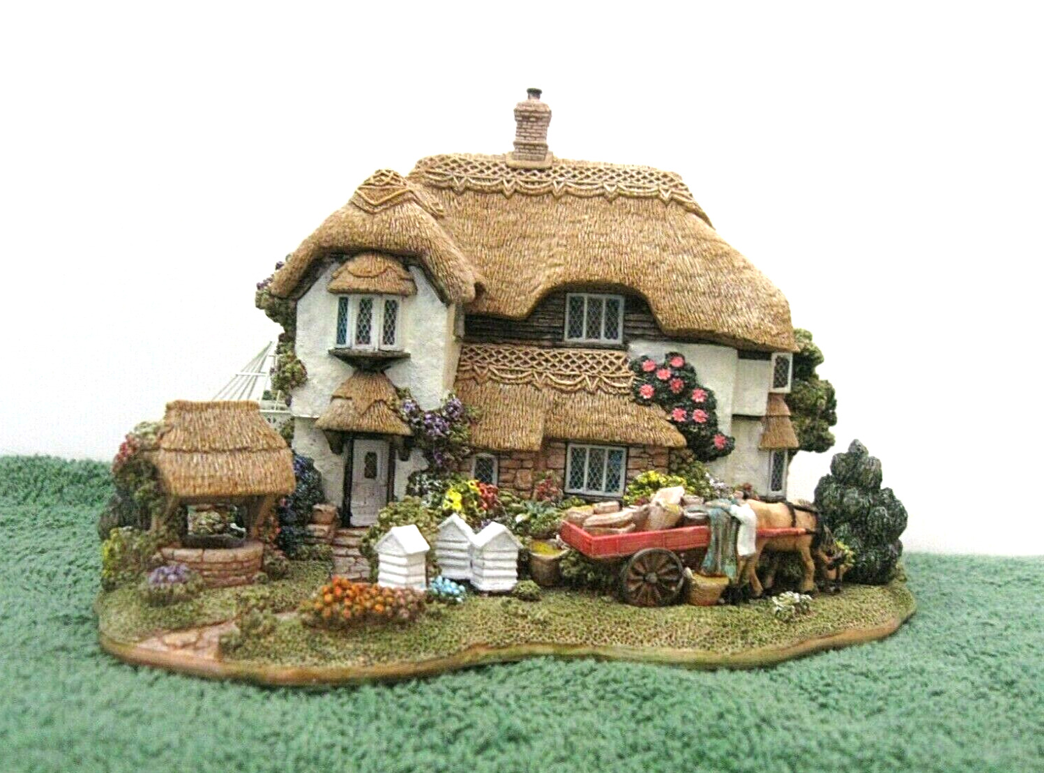 Lilliput Lane - Beekeeper\'s Cottage - L2316 - Mint in original box with a deed.