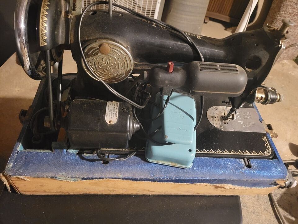 Vintage Sewmor De Luxe Sewing Machine w/ Case
