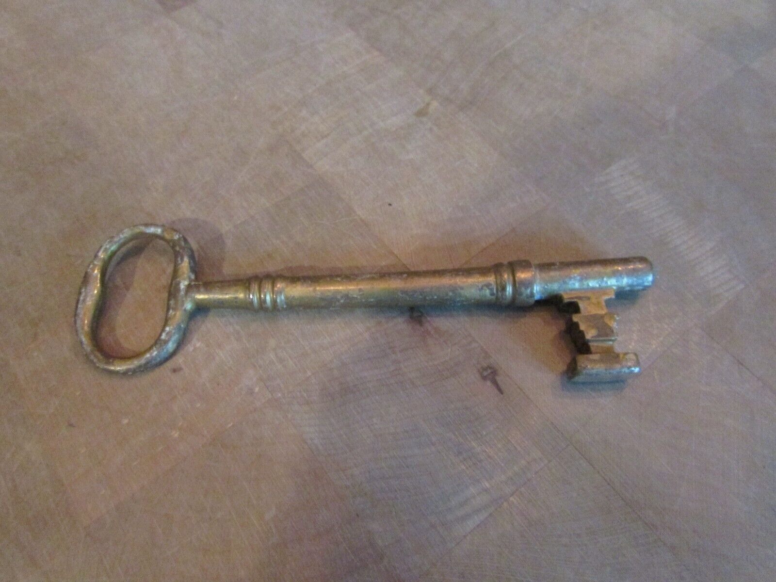 Antique Unique Large Jail Prison Gate Key Solid Brass Bow & Shaft 5 1/2 in.